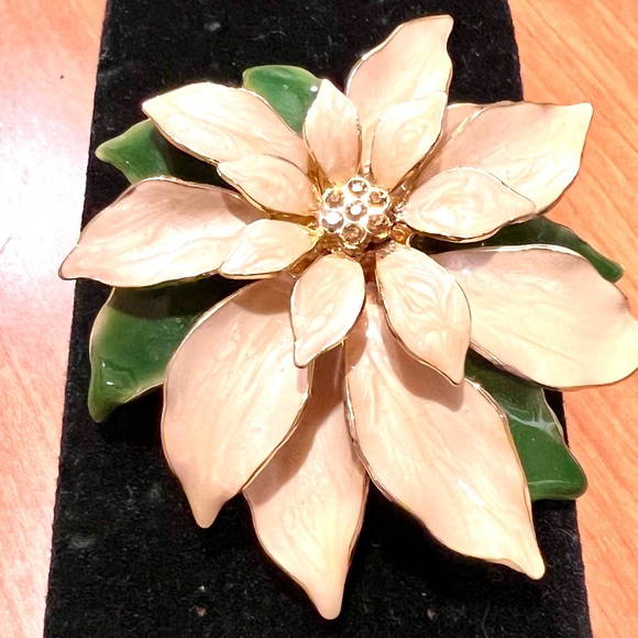 Poinsettia Brooch / Pin, Cream Color Swirled Enamel Gold Tone Christmas, Holiday - Picture 6 of 9